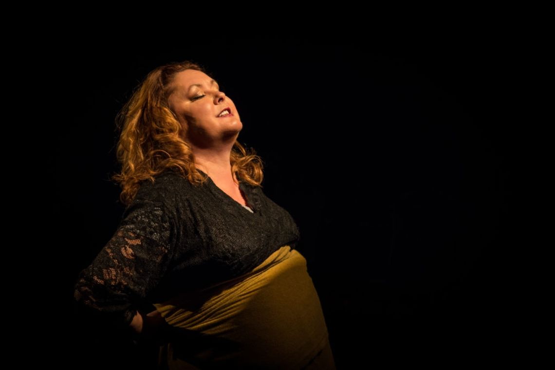 Śmiech, wzruszenie i walka o siebie. Monodram „Grubaska” już w ten weekend