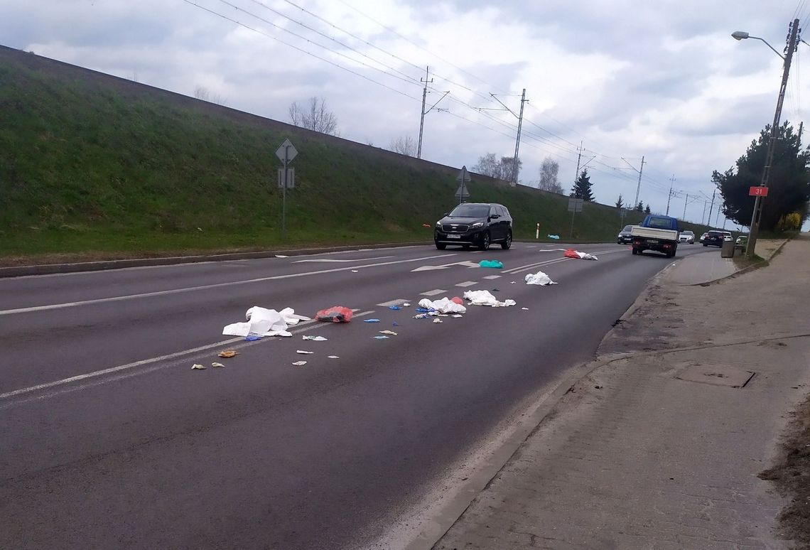 Śmieci leżą na jezdni. Komu wypadły?!