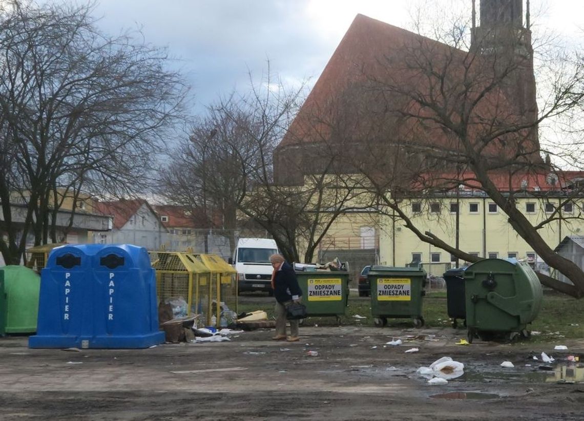 Śmieci obok pojemników to wina zarządców – uważa burmistrz