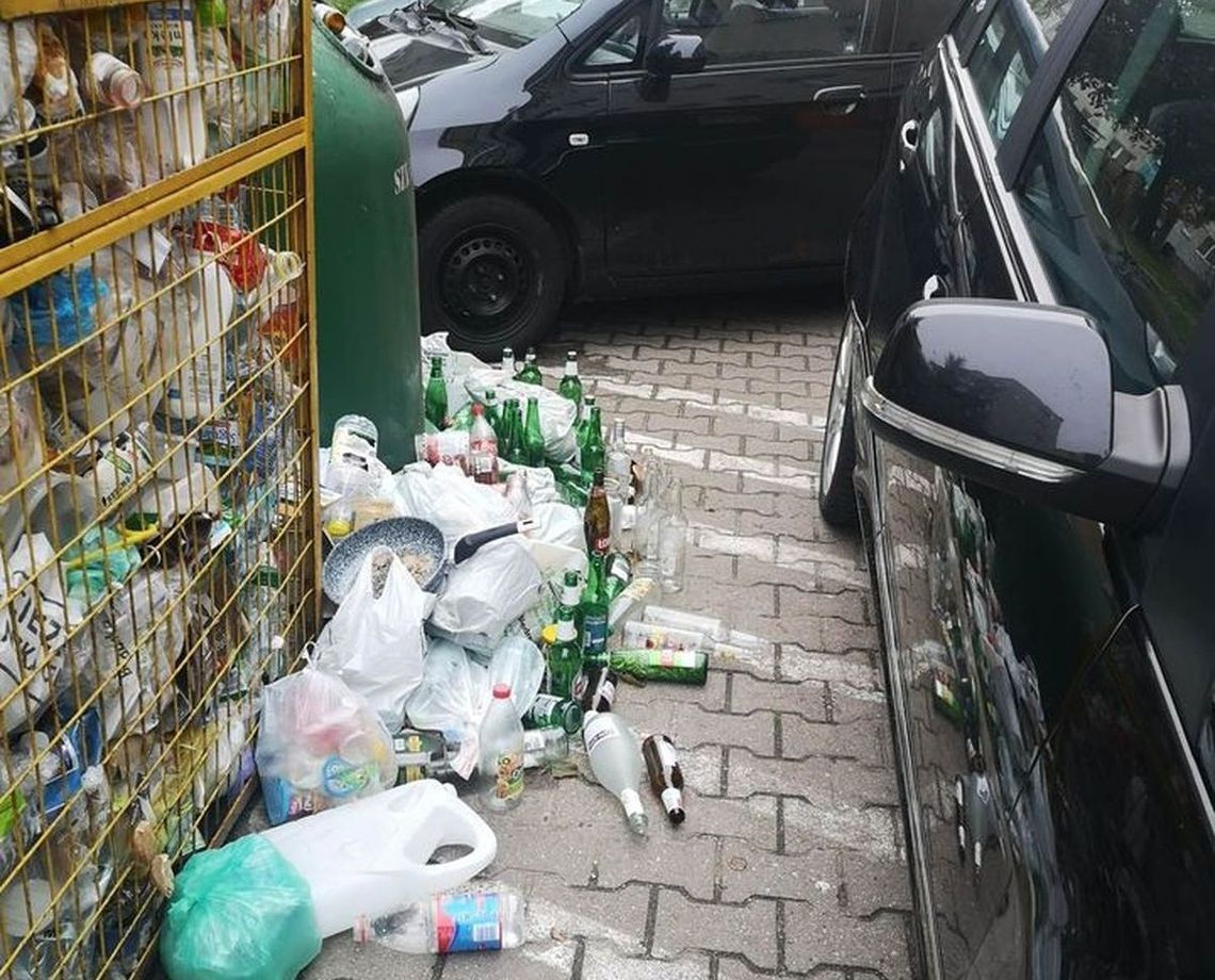 Śmieci wysypują się z kontenerów! Problem w centrum Gryfina Śmieci wysypują się z kontenerów! Problem w centrum Gryfina