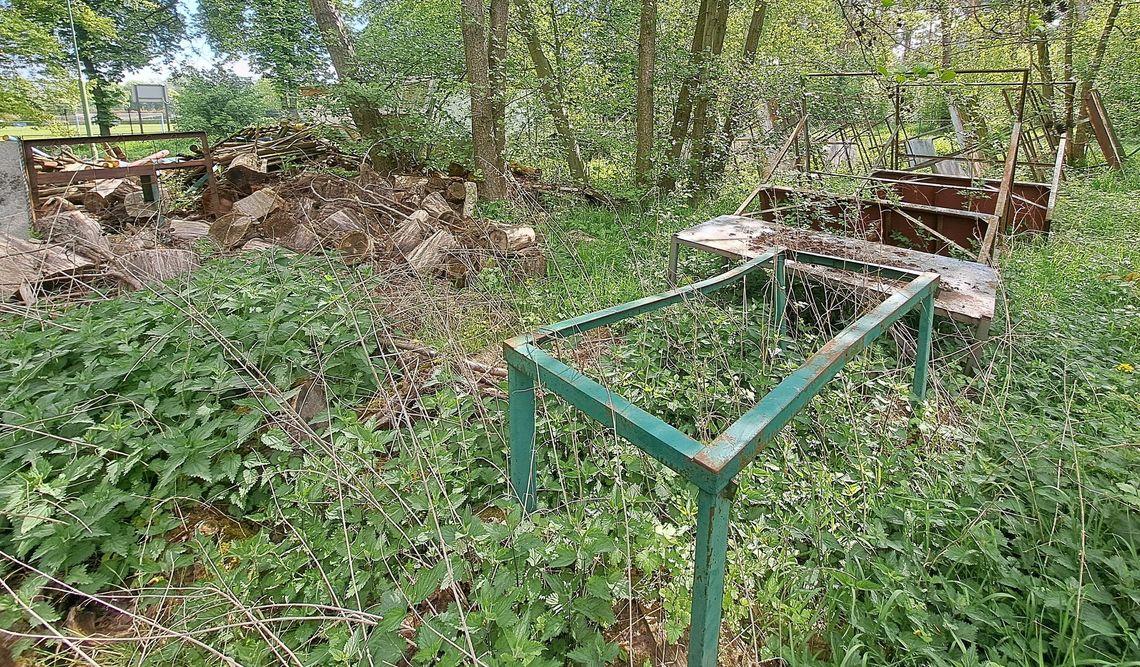 Śmieci z targowiska leżą pod Laguną Śmieci z targowiska leżą pod Laguną