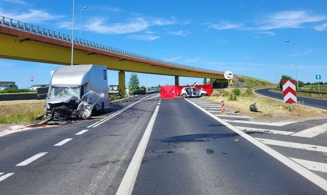 Śmiertelna "czołówka" z busem. Dorośli nie żyją, a dzieci w szpitalu