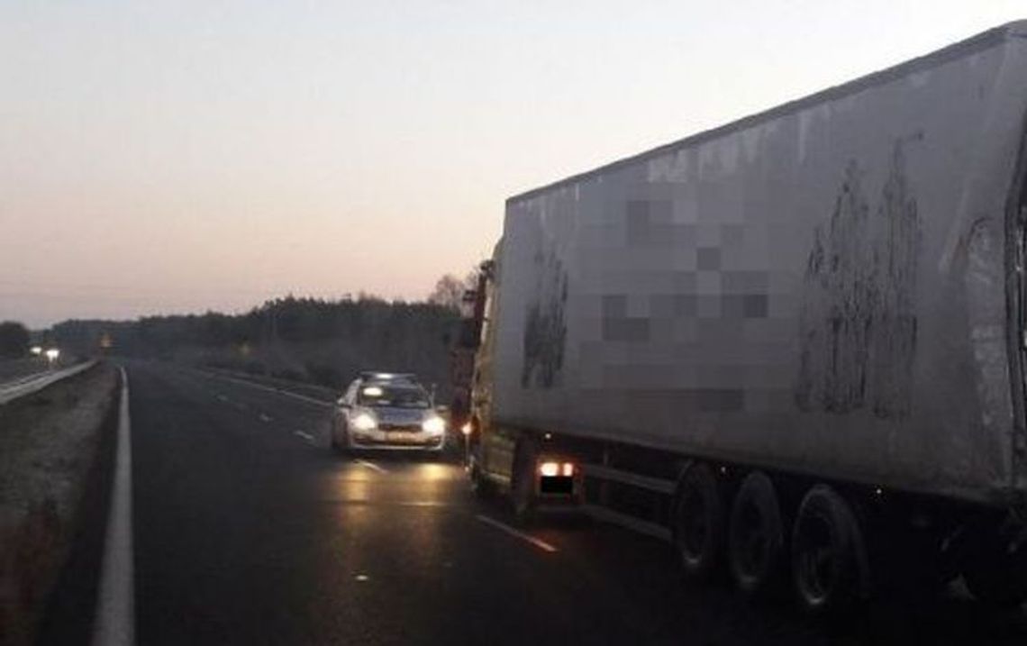 Śmiertelnie przygniotła go naczepa Śmiertelnie przygniotła go naczepa