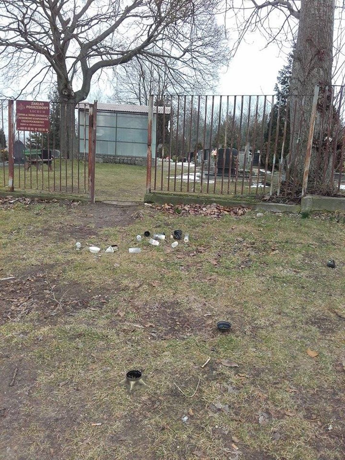 Śmietnik na cmentarzu Śmietnik na cmentarzu