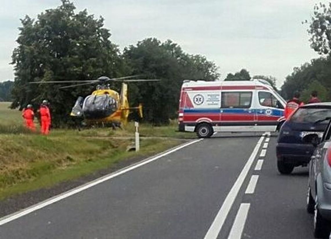 Śmigłowiec i karetka w akcji ratowniczej na drodze