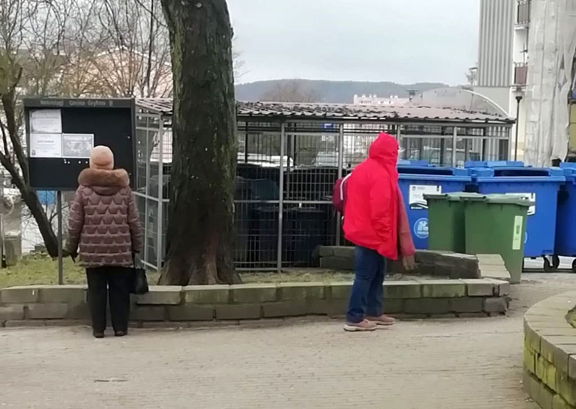 Smutek po stracie jest jak ocean – przychodzi falami, czasem spokojnie, czasem porywiście