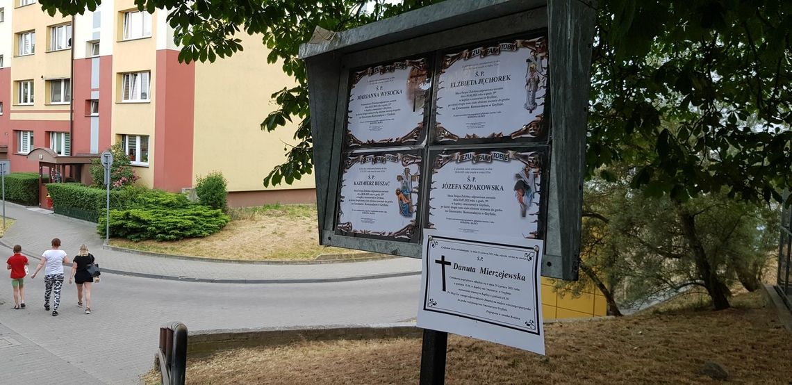 Smutny widok. Tablice przepełnione klepsydrami