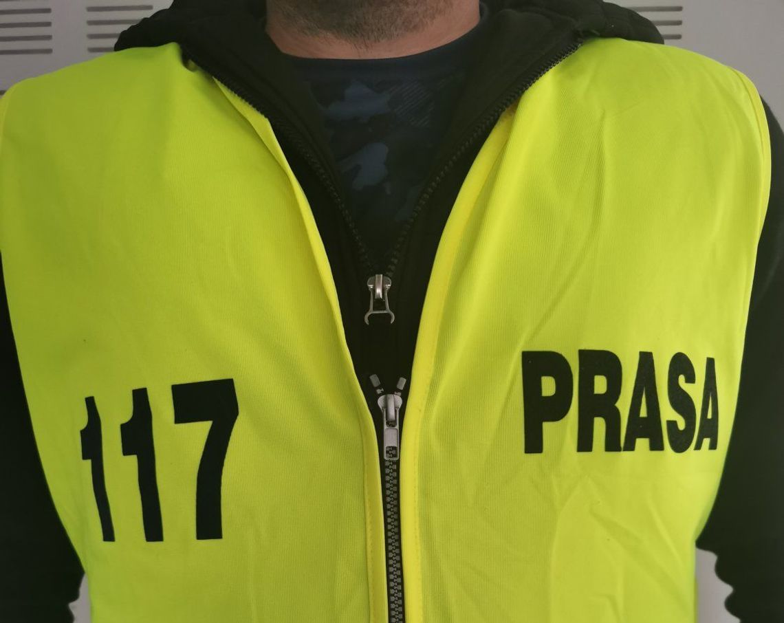 Smyczą można udusić. Załóż kask i ochraniacze. Policja ostrzega dziennikarzy relacjonujących marsz Smyczą można udusić. Załóż kask i ochraniacze. Policja ostrzega dziennikarzy relacjonujących marsz