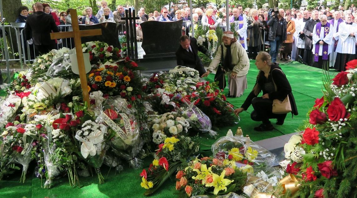  Śp. ks. Bronisław Kozłowski został pochowany na cmentarzu koło kaplicy