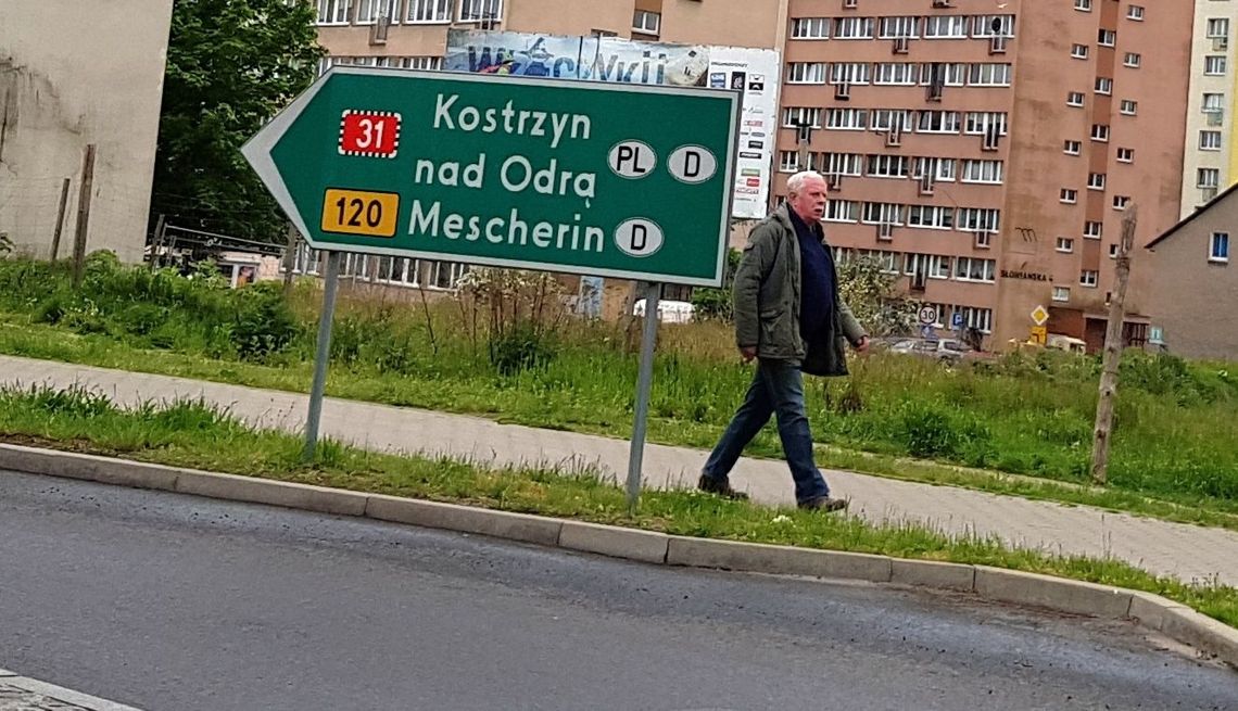 Spacerował po Gryfinie i zobaczył straszną rzecz. Z apelem na sesji Spacerował po Gryfinie i zobaczył straszną rzecz. Z apelem na sesji