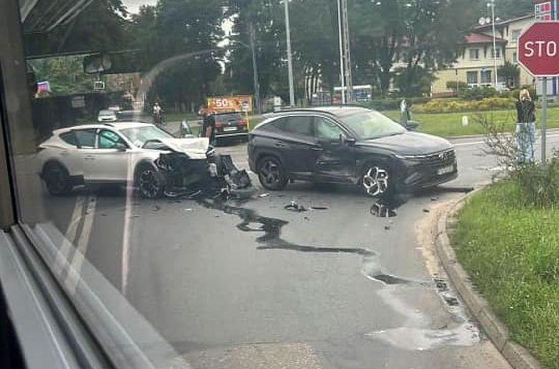 Spieszyła się do Gryfina. Uderzyła w sportowe auto, raniąc prowadzącą pojazd