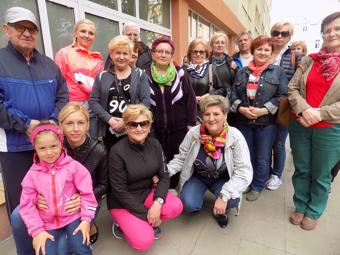 Sportowy spacer seniorów