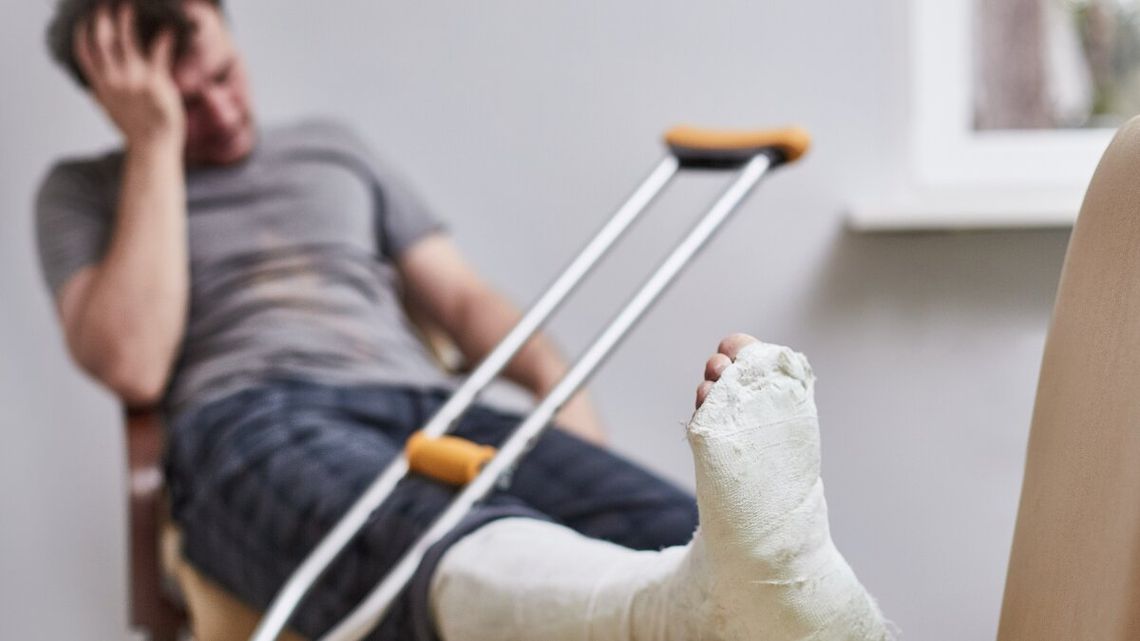 Chód pingwina: Sprytny sposób na oblodzone chodniki i bezpieczną zimę. Porady ortopedów