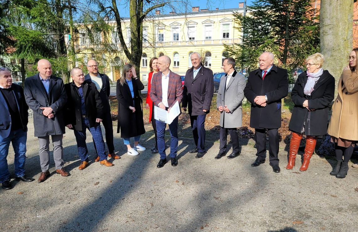 Spotkanie kandydatów w powiecie. Rafał Mucha prezentuje radnych.