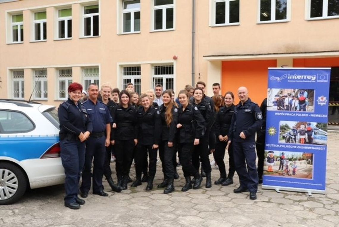 Spotkanie polskich i niemieckich policjantów w klasie mundurowej Spotkanie polskich i niemieckich policjantów w klasie mundurowej