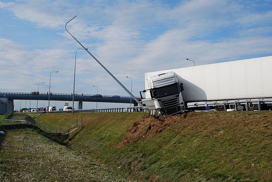 Spowodował wypadek tirem, a nie miał prawa jazdy Spowodował wypadek tirem, a nie miał prawa jazdy
