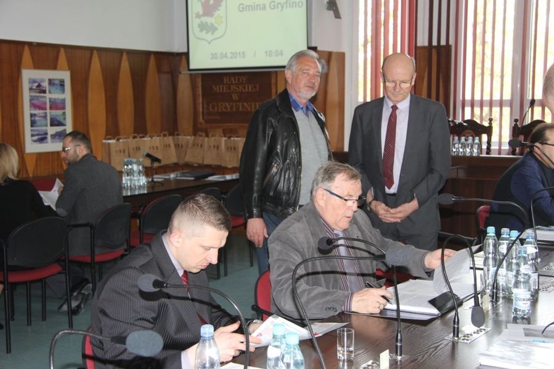 Spóźniona sesja. Burmistrz proponuje nową skarbnik Spóźniona sesja. Burmistrz proponuje nową skarbnik