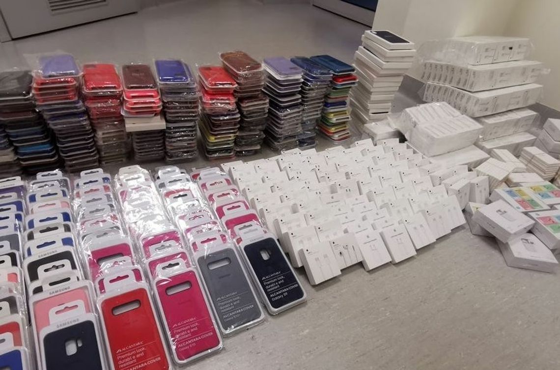 Sprawczyni fałszerstwa wpadła z akcesoriami do telefonów znanych firm