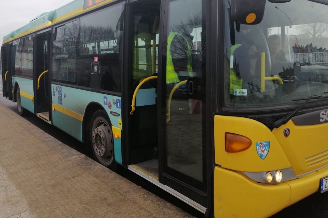 Sprawdzają autobusy i busy pod kątem przestrzegania przepisów dotyczących COVID-19 Sprawdzają autobusy i busy pod kątem przestrzegania przepisów dotyczących COVID-19