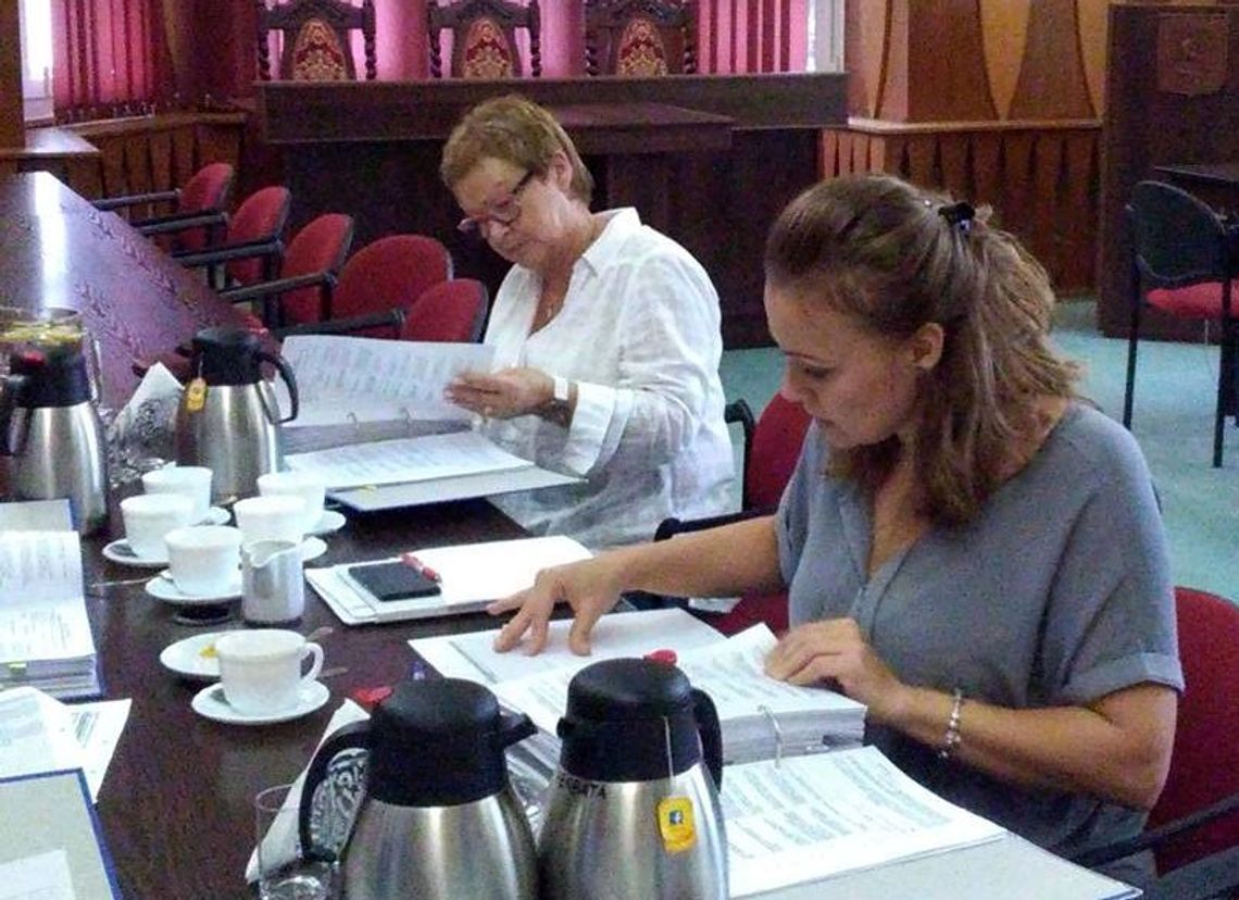 Sprawdzają karty z głosowania na budżet obywatelski Sprawdzają karty z głosowania na budżet obywatelski