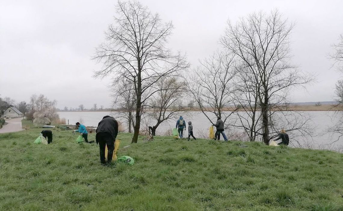 Sprzątali brzeg nad Odrą. Zebrali kilkadziesiąt worków śmieci Sprzątali brzeg nad Odrą. Zebrali kilkadziesiąt worków śmieci