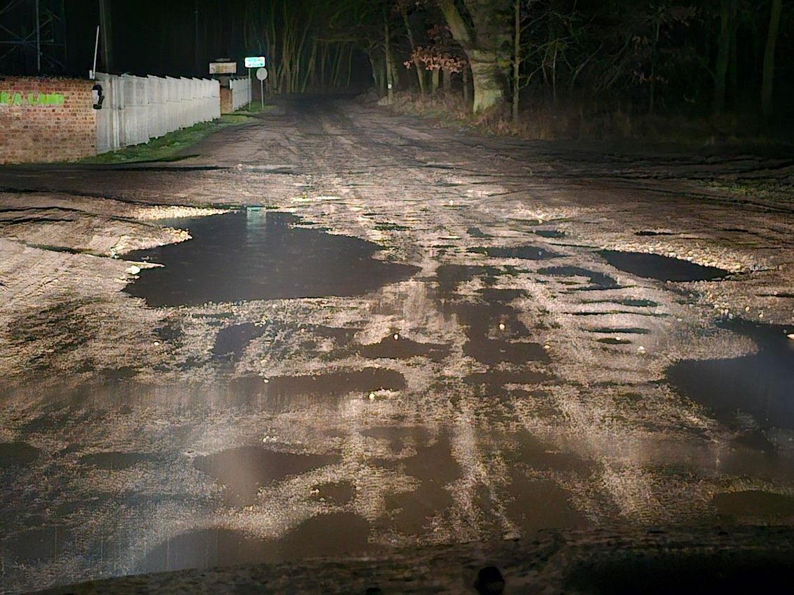 Stan drogi zawsze był fatalny ale teraz to jest dramat - skarżą się mieszkańcy Stan drogi zawsze był fatalny ale teraz to jest dramat - skarżą się mieszkańcy