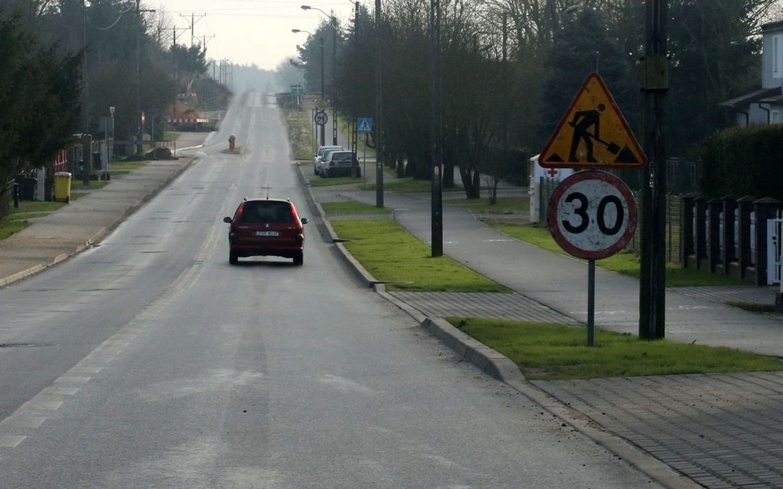 Starosta z burmistrzem uroczyście przecinali wstęgę na drodze, na której prowadzone są roboty drogowe
