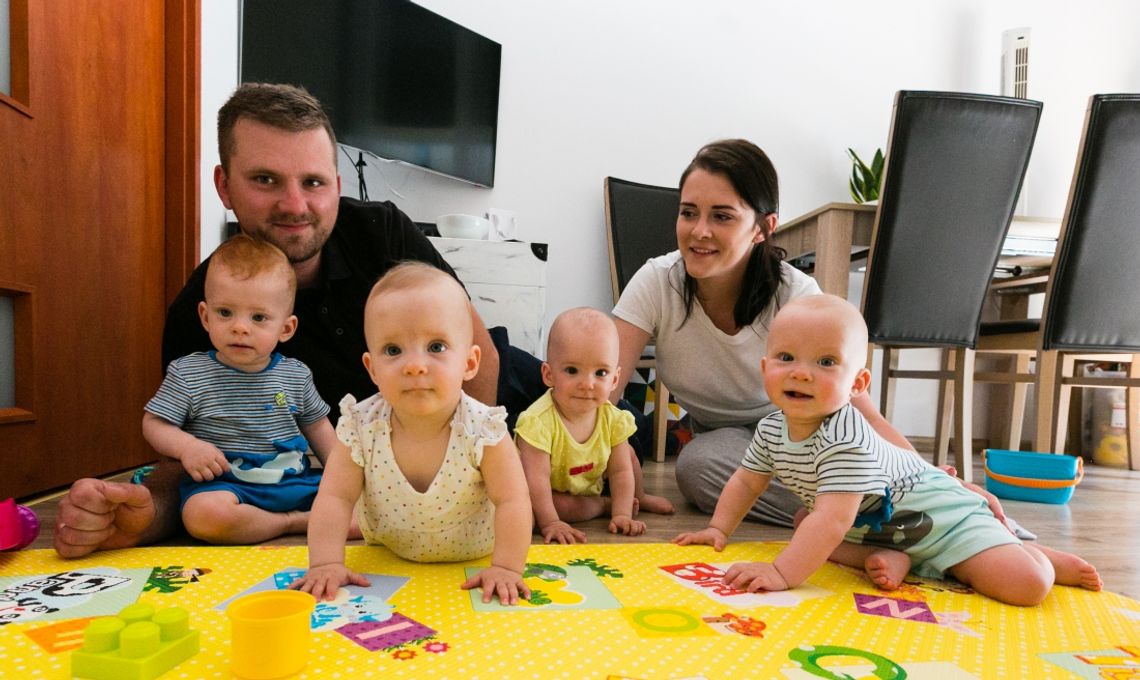 Sto lat dla czworaczków! Maluchy otrzymały urodzinowe prezenty