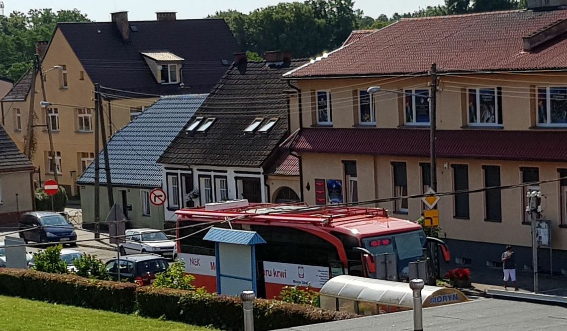 Stoi i czeka na ochotników Stoi i czeka na ochotników