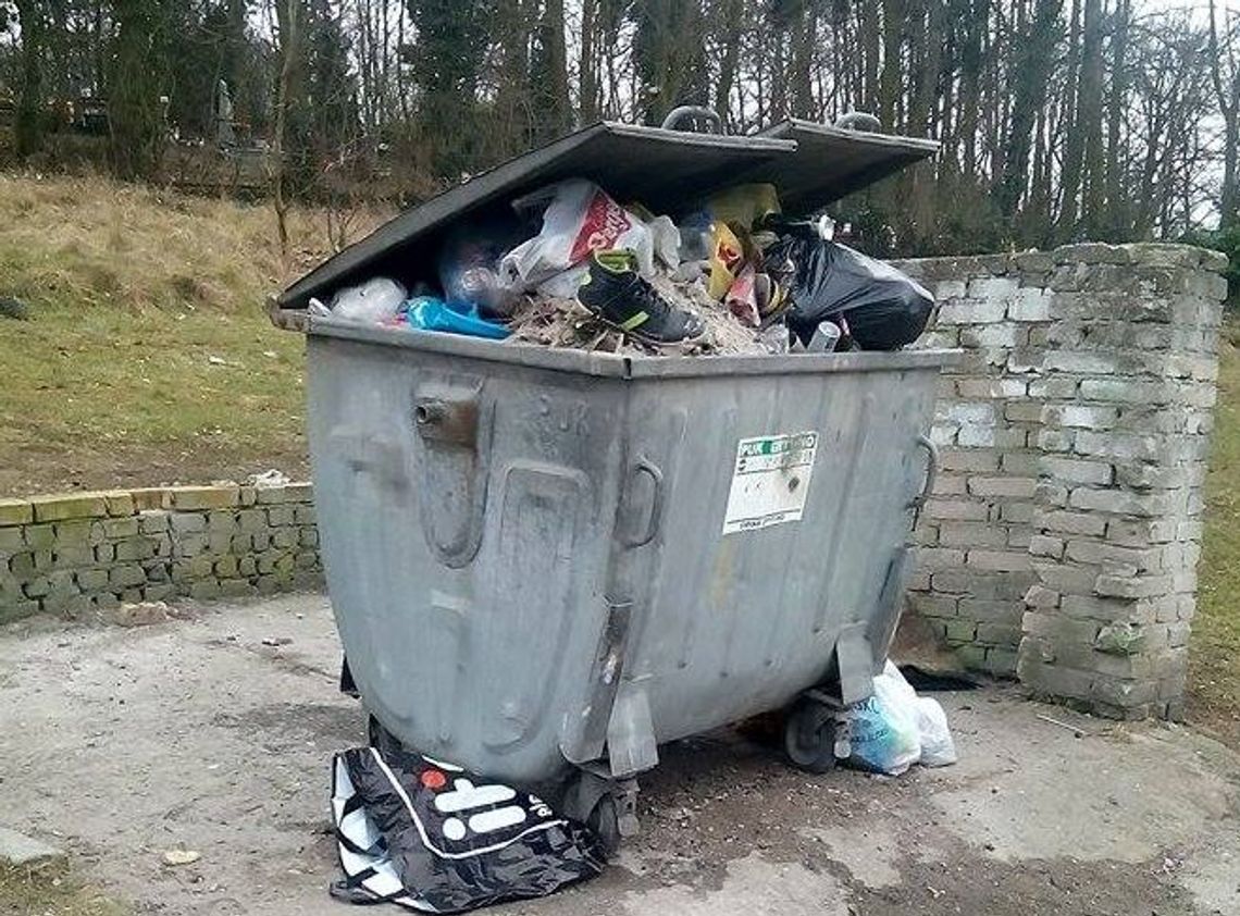 Stoi przepełniony mimo harmonogramu