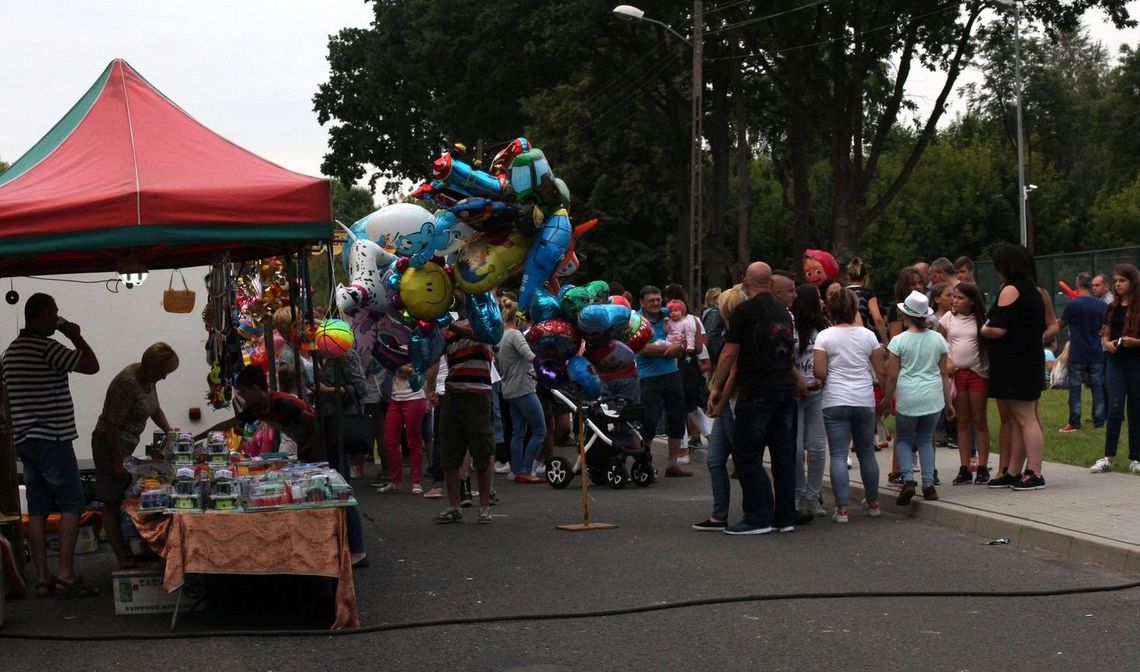 Stoiska rozstawiono nawet na środku ulicy [ponad 100 zdjęć ciekawych prezentacji]