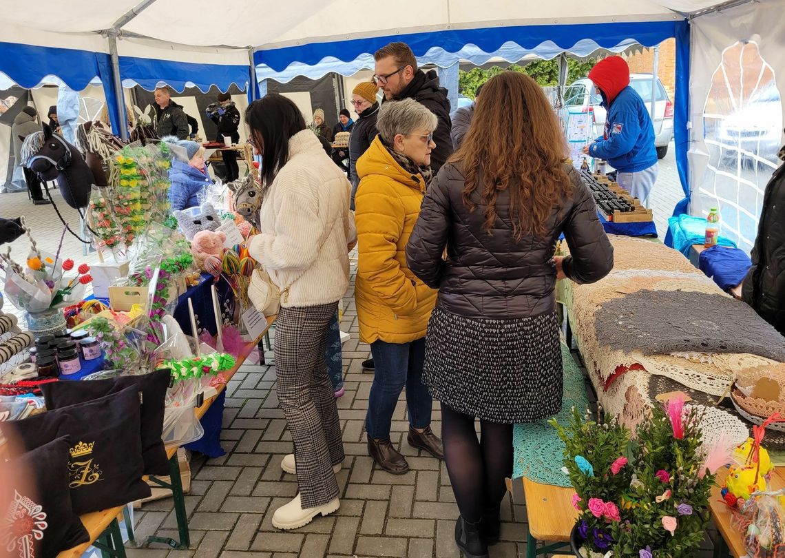 Wielkanocny targ cieszył się ogromnym powodzeniem [FOTO]