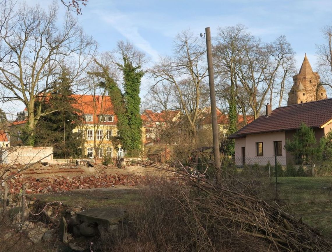 Straszą ruiny koło domu dziecka. Jak długo jeszcze? Straszą ruiny koło domu dziecka. Jak długo jeszcze?