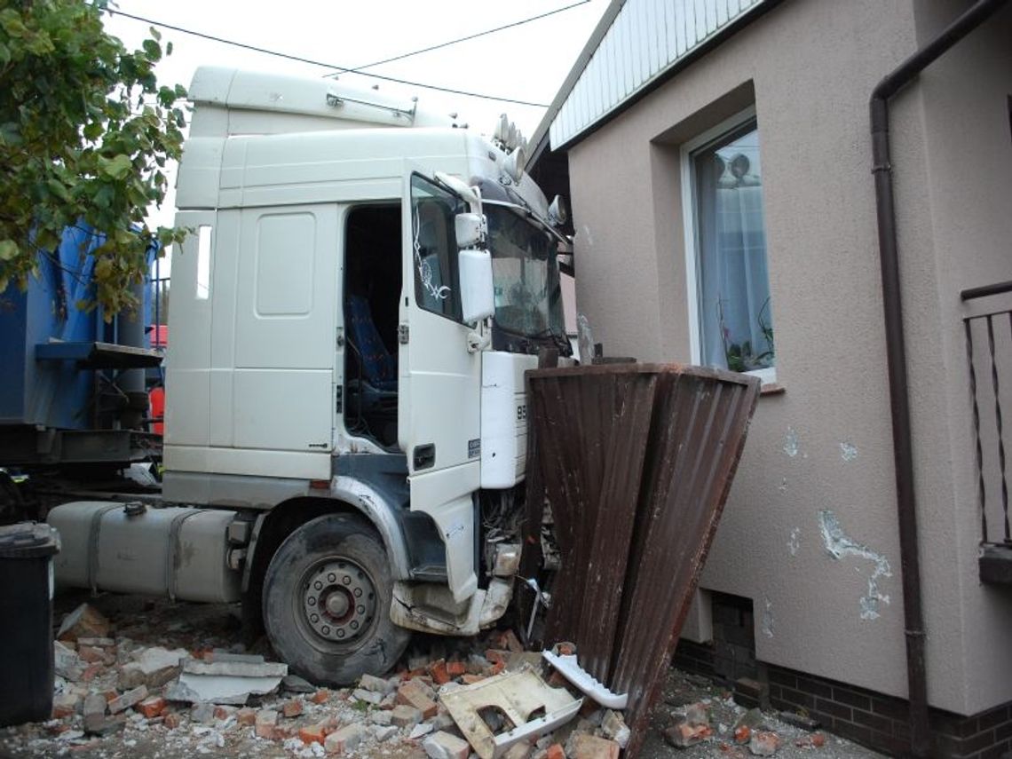 Straty spowodowane wjechaniem ciężarówki w dom Straty spowodowane wjechaniem ciężarówki w dom