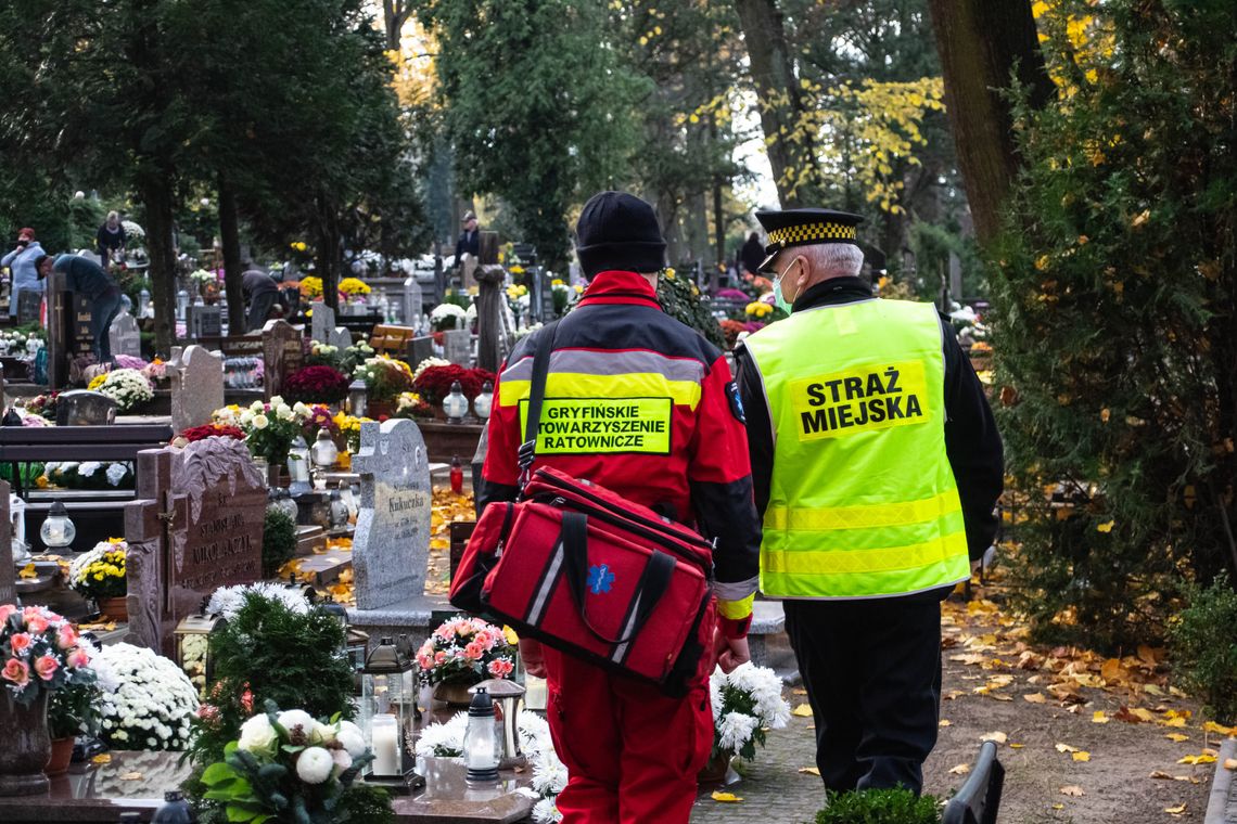 Straż miejska, ratownicy i policjanci wspólnie patrolują cmentarz