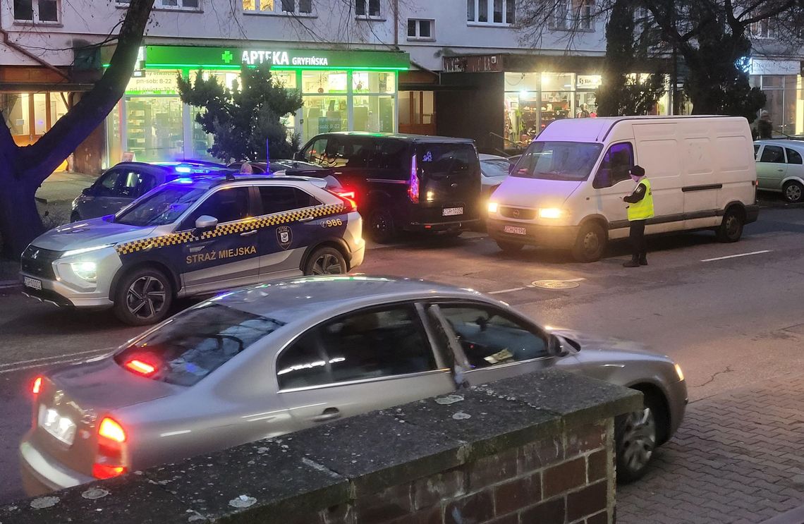 Straż Miejska w Gryfinie jednak wypisuje mandaty. I to jakie! Straż Miejska w Gryfinie jednak wypisuje mandaty. I to jakie!