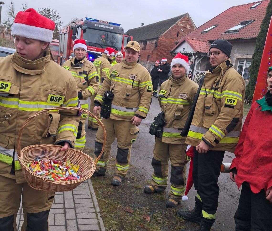 Strażacki Konwój Świętego Mikołaja częstował cukierkami