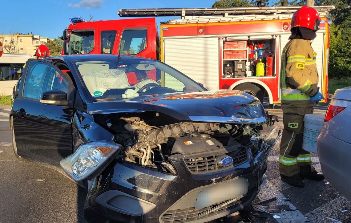 Strażacy kilkanaście razy wzywani do zdarzeń drogowych. Zróżnicowane działania