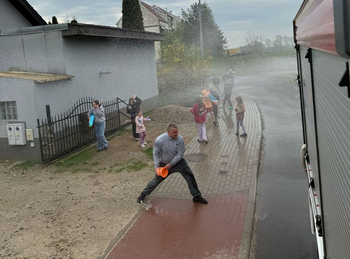 Strażacy kontra mieszkańcy. Wodna bitwa w lany poniedziałek [FOTO]