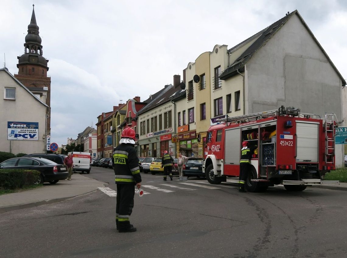 Strażacy musieli zamknąć ulicę Kościelną Strażacy musieli zamknąć ulicę Kościelną