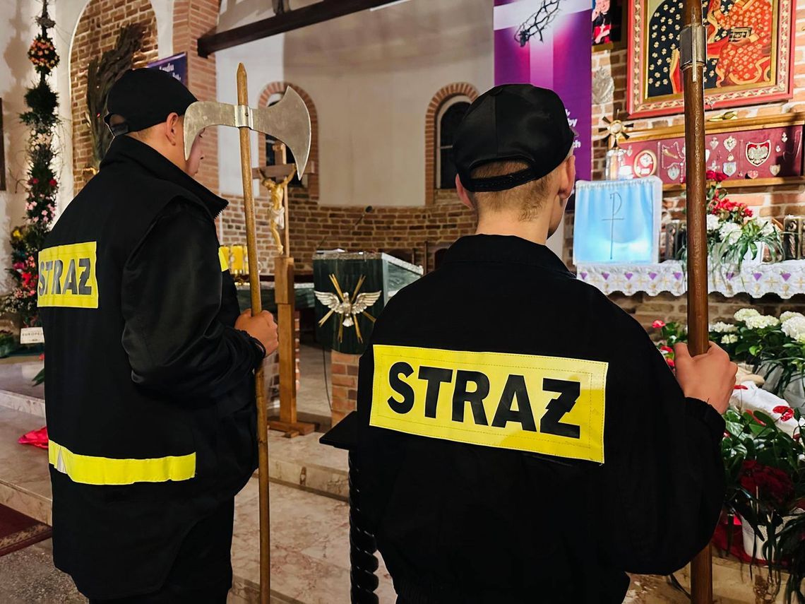 Strażacy pełnili wartę przy grobie, czuwając w ciszy