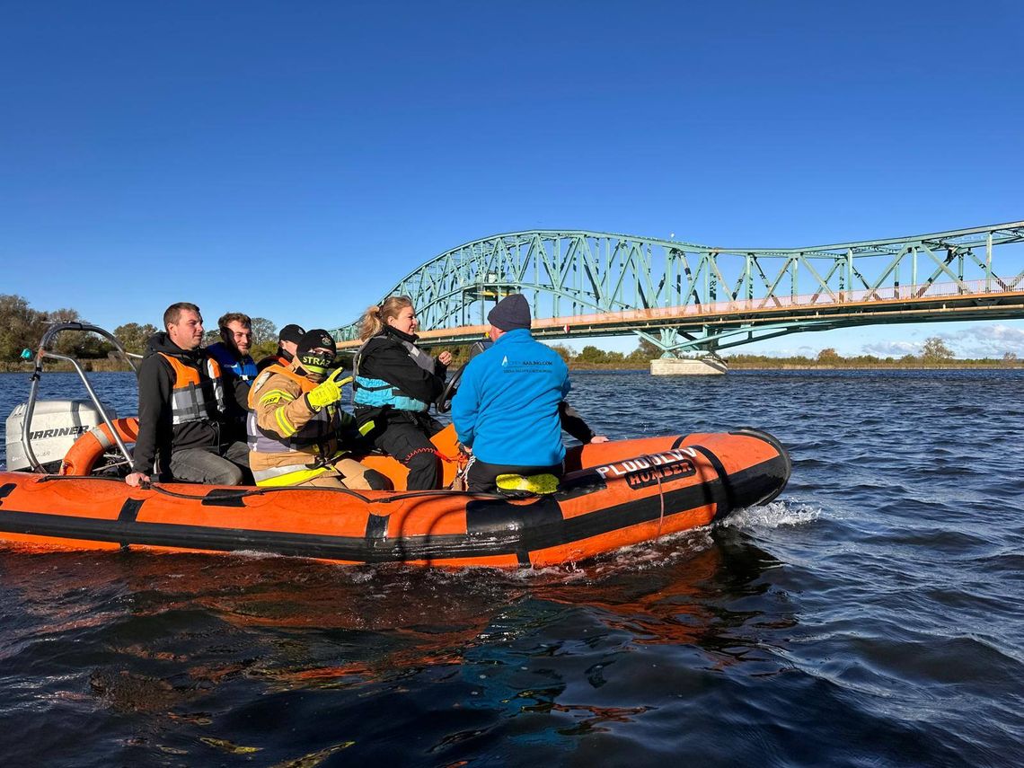 Strażacy, policjanci i strażnicy miejscy - powiat gryfiński ma nowych sterników motorowodnych