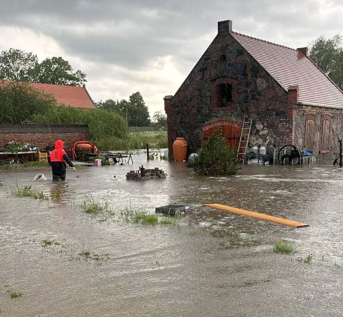 Strażacy ratują zalane tereny i domy. Kryzysowa sytuacja w gminie