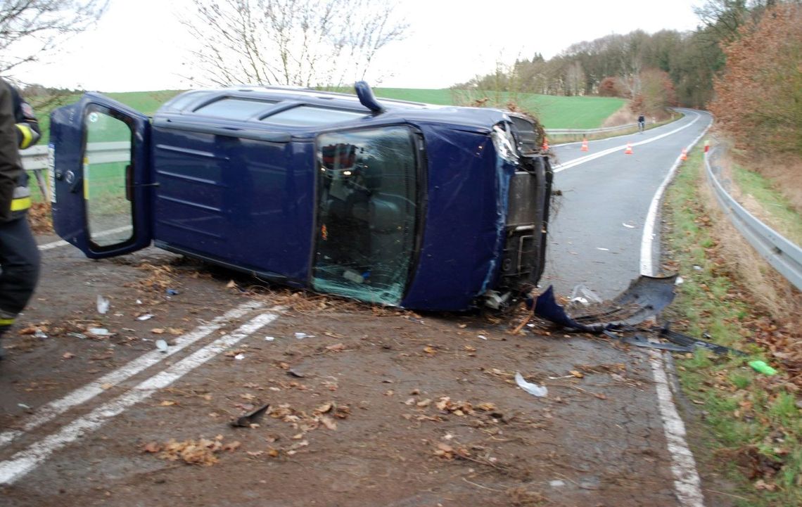 Strażacy „sprzątają” po akcjach komunikacyjnych Strażacy „sprzątają” po akcjach komunikacyjnych