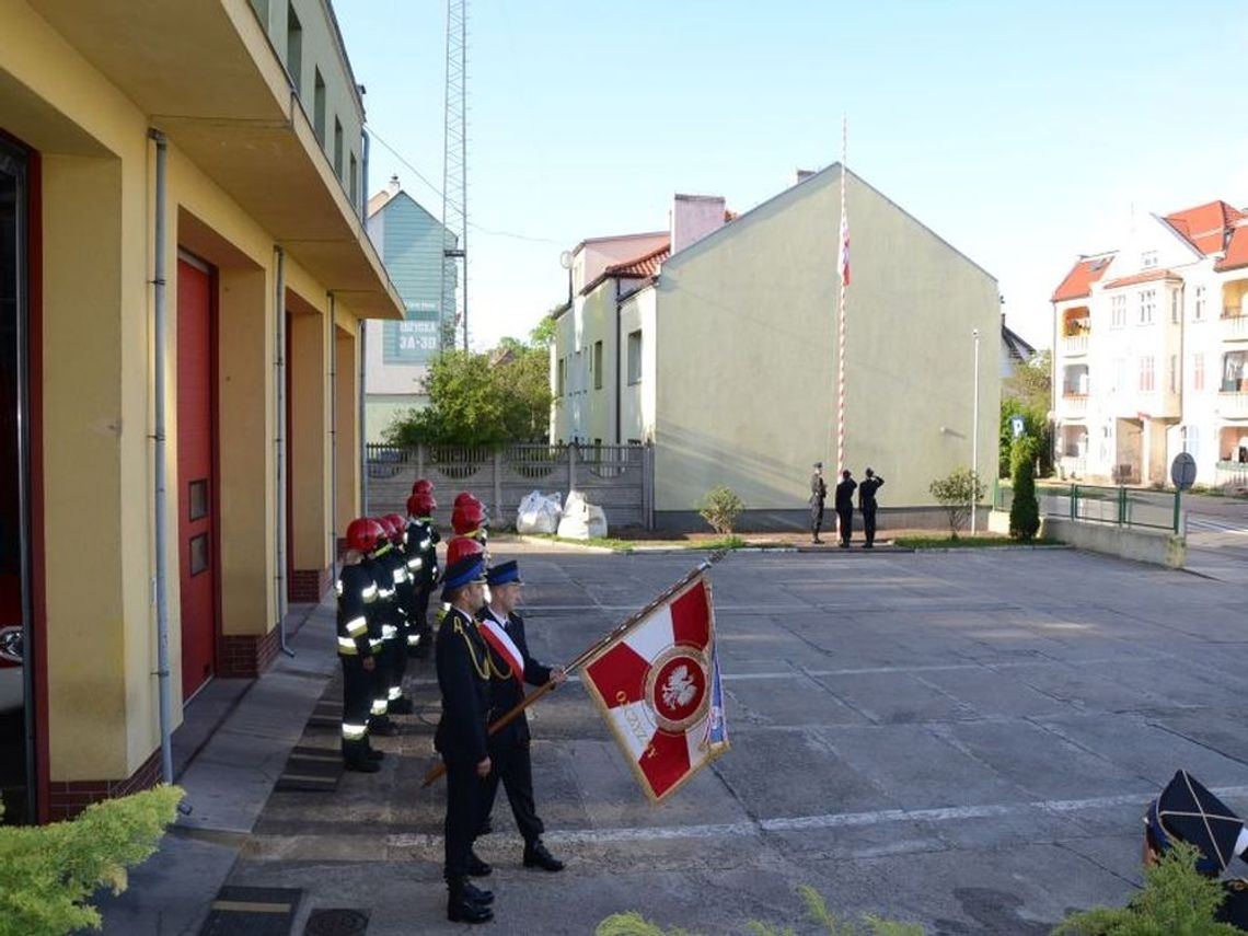 Strażacy uczcili Dzień Flagi
