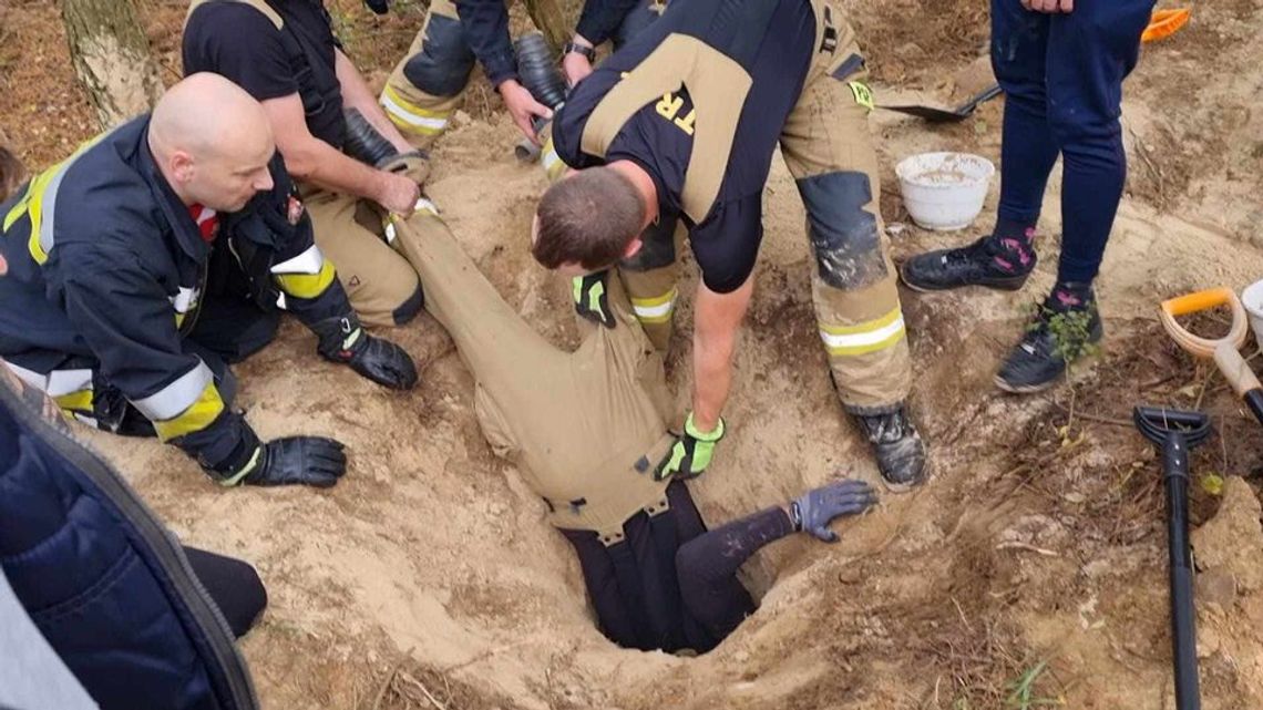 Uratowali życie Jagódki. Suczka wpadła do głębokiej nory [FOTO]