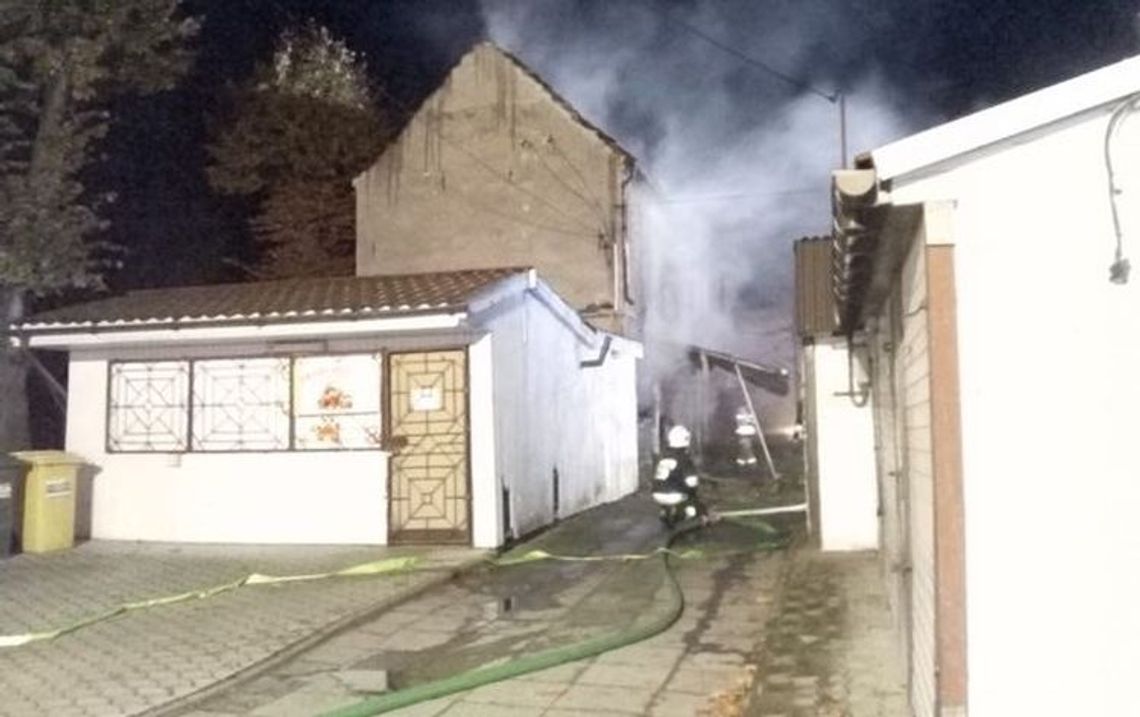 Strażacy w akcji z pożarem Strażacy w akcji z pożarem