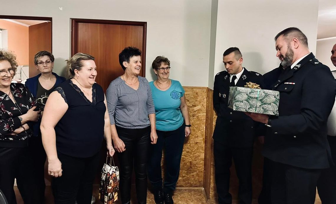 Panie były zaskoczone prezentem od strażaków