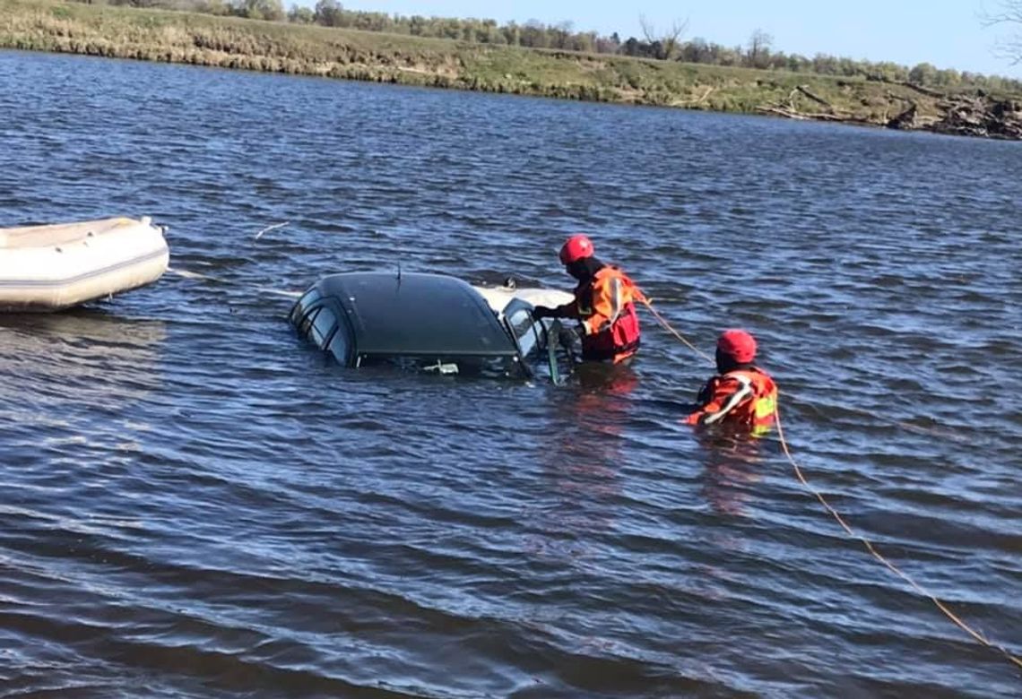Strażacy wyciągnęli auto z rzeki [FOTO]