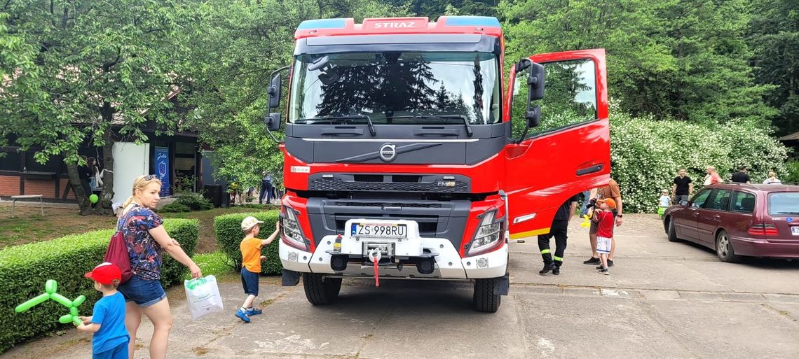 Strażacy z Gryfina prezentowali ciężki samochód gaśniczy na festynie